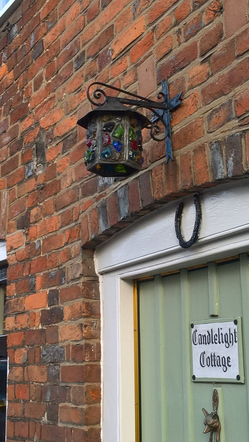 I assume this is a private residence, but I WANT that light!